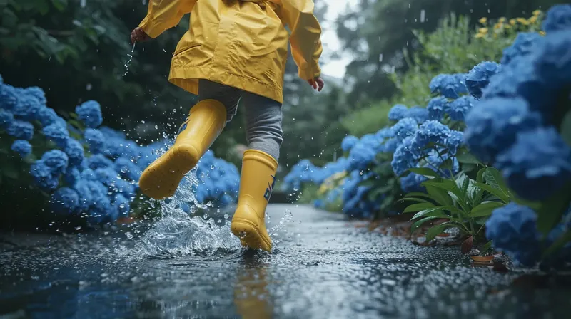 黄色い長靴で水たまりをジャンプする子供, child yellow rain boots puddle jump