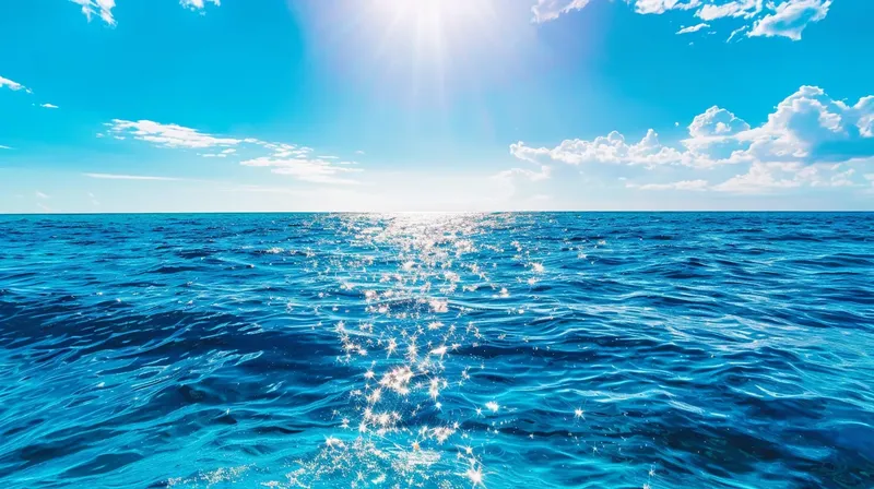 美しい夏の青い海と澄み渡る地平線