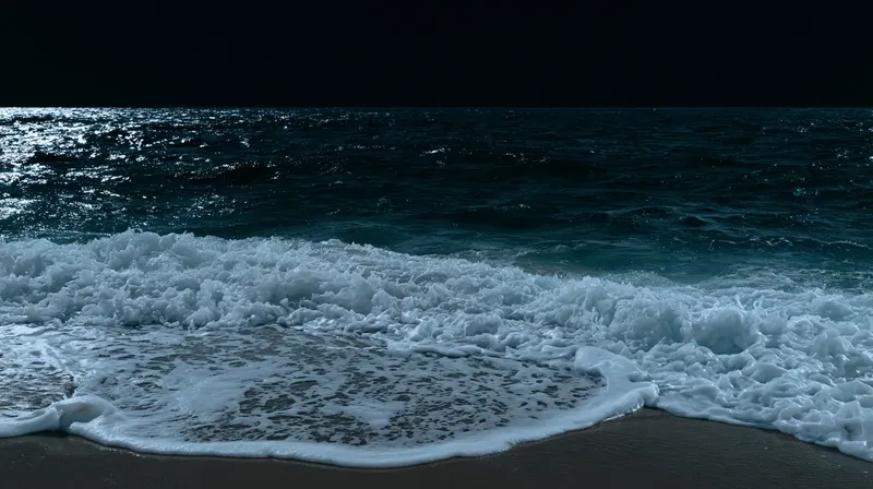 漆黒の夜空と暗い砂浜に静かに打ち寄せる真夜中の波, midnight-ocean-waves-dark-sand