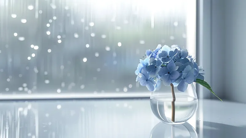 雨の日の窓辺に飾られた紫陽花の花瓶, rainy windowsill hydrangea vase