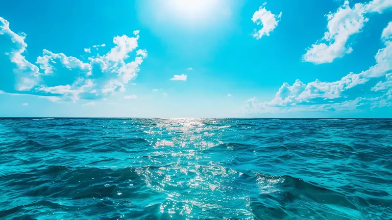 太陽が眩しくキラキラと輝く穏やかな夏の海面, sparkling-midday-sun-calm-ocean-horizon