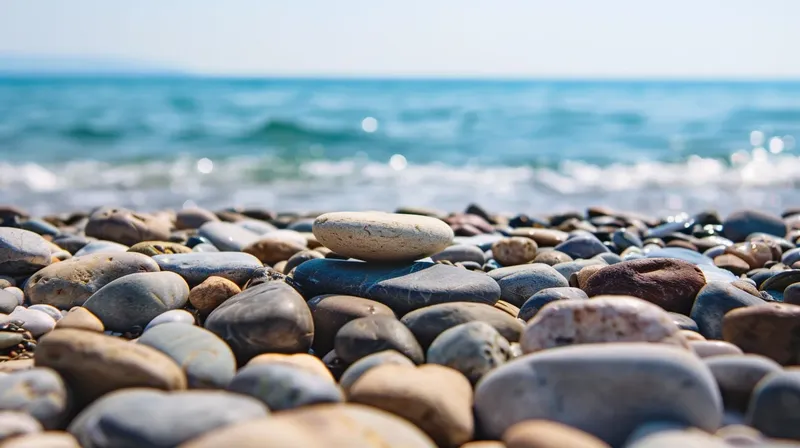 夏の海岸で波に濡れて上品に光るカラフルな小石, summer-beach-pebble