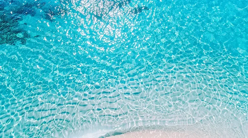 真上から見下ろした透明な夏の海水と底に広がる美しい砂, top-down-clear-sea-water-summer
