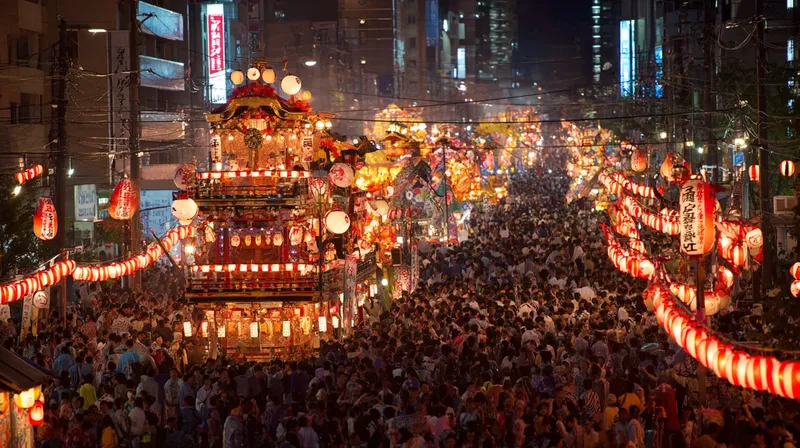 お祭りの活気ある鮮やかな瞬間